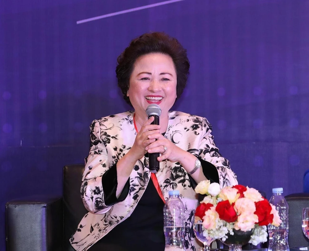 Bà Nguyễn Thị Nga, Chủ tịch Tập đoàn BRG giao lưu với các đại biểu. (Ảnh: Phương Hoa/TTXVN)
