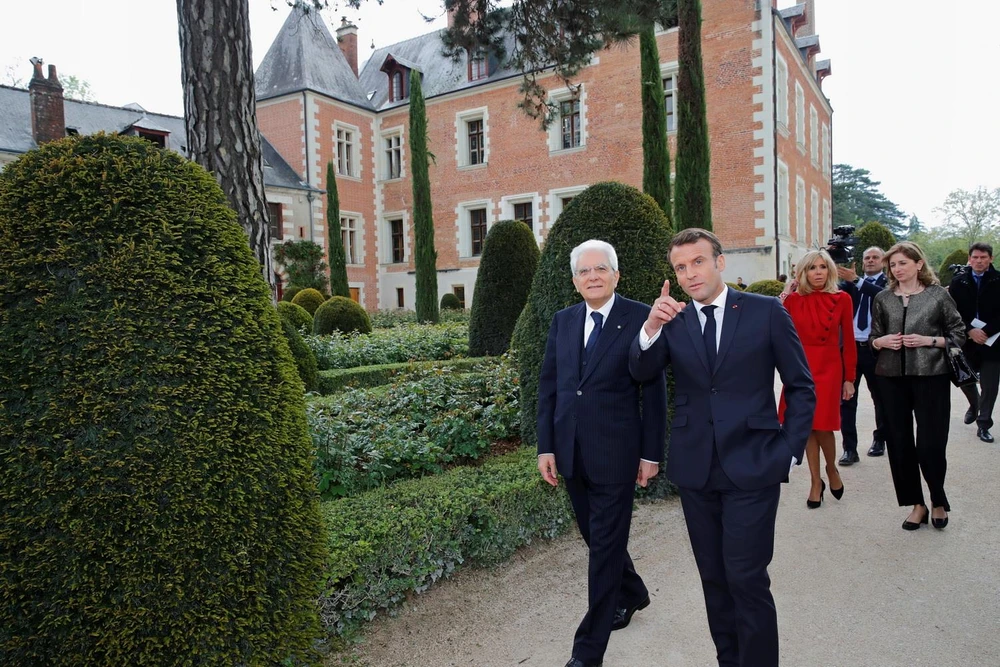 Tổng thống Pháp Emmanuel Macron (phải) và người đồng cấp Italy Sergio Mattarella (trái) thăm quan khuôn viên tòa lâu đài Clos Luce ở Amboise (Pháp), nhân lễ tưởng niệm 500 năm ngày mất của đại danh họa Leonardo da Vinci ngày 2/5. (Ảnh: AFP/TTXVN)
