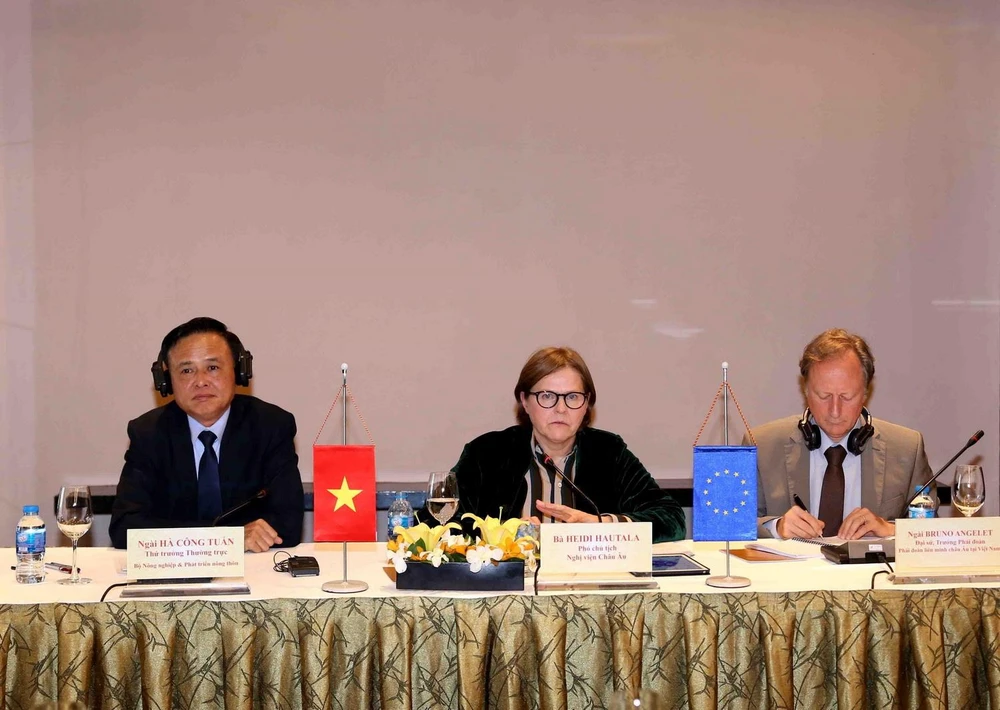 Thứ trưởng Thường trực Bộ Nông nghiệp và Phát triển Nông thôn Hà Công Tuấn (trái), Phó Chủ tịch Nghị viện Châu Âu Heidi Hautala (giữa), Trưởng Phái đoàn Liên minh châu Âu tại Việt Nam Bruno Angelet (phải) tại buổi họp. (Ảnh: Vũ Sinh/TTXVN)