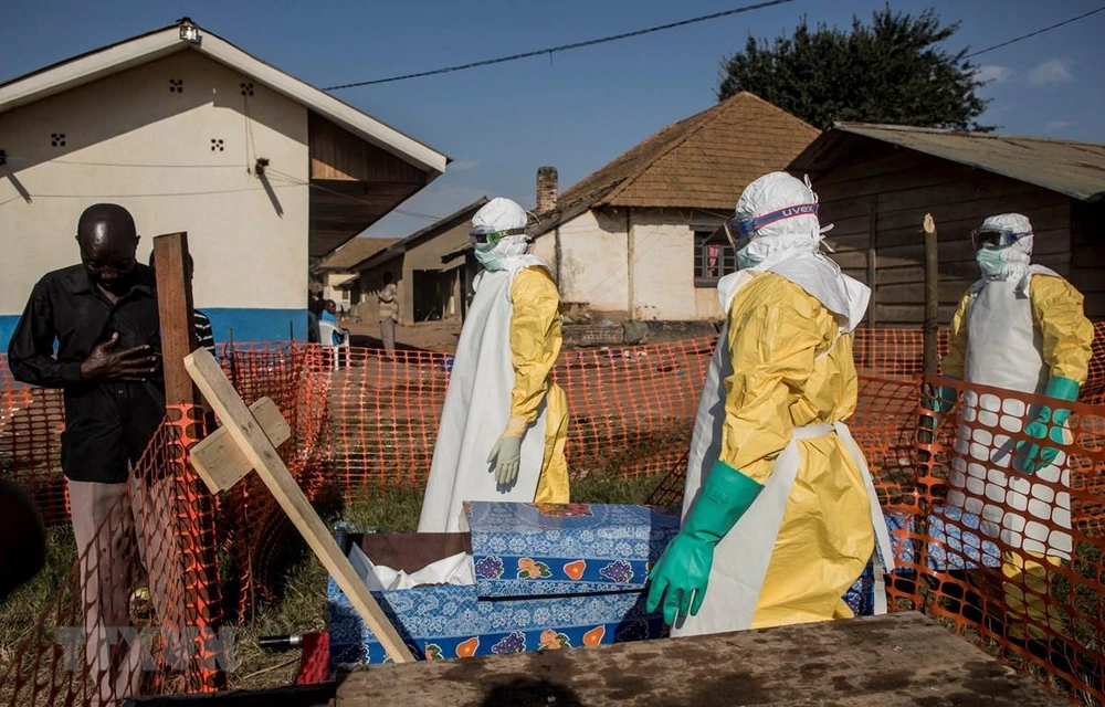 Nhân viên y tế tại trung tâm điều trị Ebola ở Beni, CHDC Congo. (Ảnh: AFP/TTXVN) 