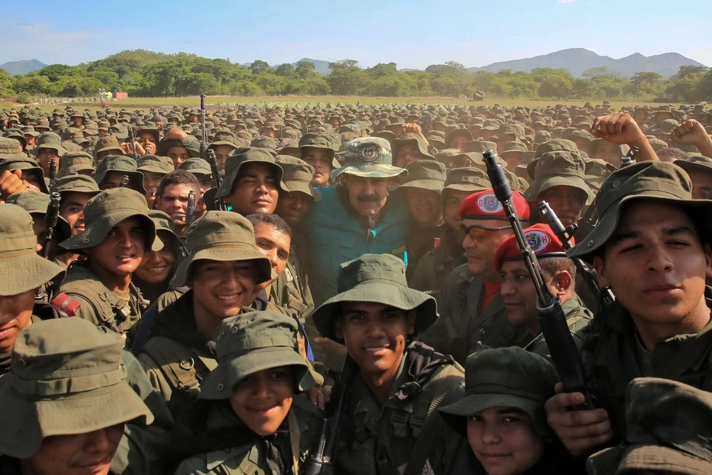 Tổng thống Nicolas Maduro (giữa) chụp ảnh với các binh sỹ trong chuyến thị sát cuộc diễn tập của Lực lượng vũ trang quốc gia Bolivar (FANB) tại thành phố El Pao, Venezuela. (Ảnh: AFP/TTXVN)