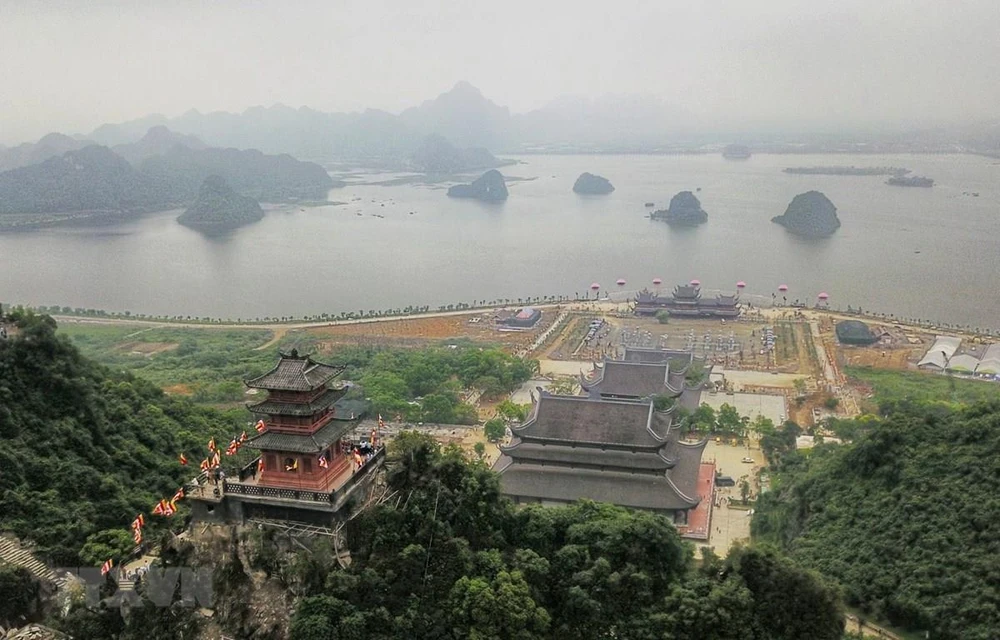 Toàn cảnh chùa Tam Chúc nhìn từ trên cao. (Ảnh: Thành Đạt/TTXVN)