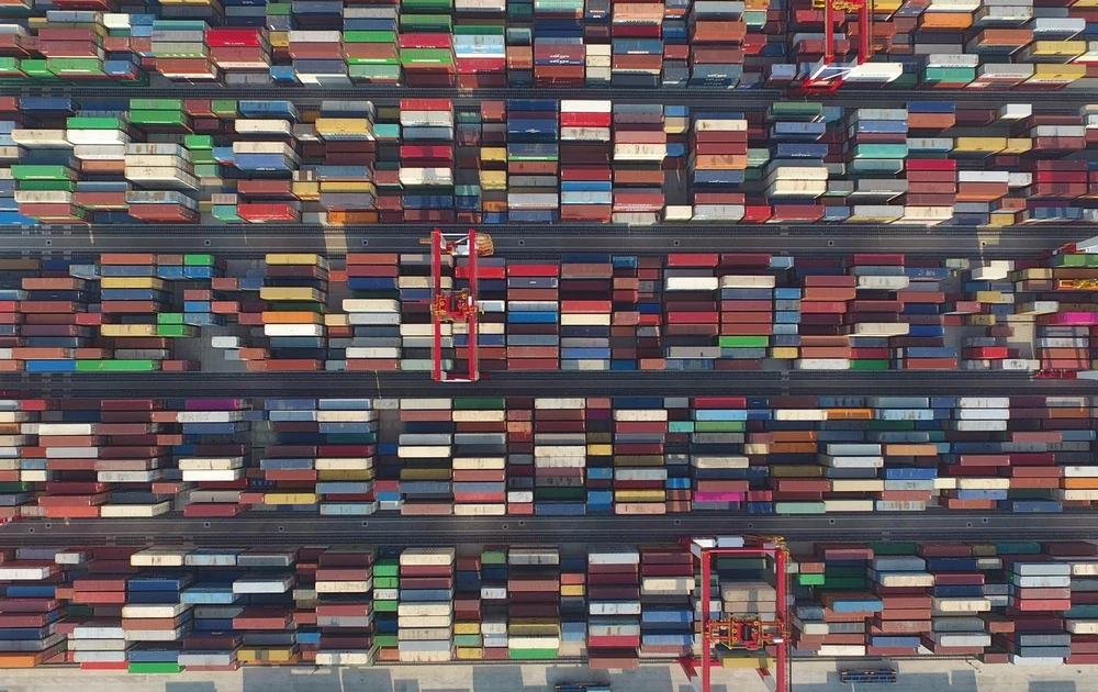 Hàng hóa được xếp tại cảng ở Thượng Hải, Trung Quốc ngày 25/7/2018. (Ảnh: THX/TTXVN)