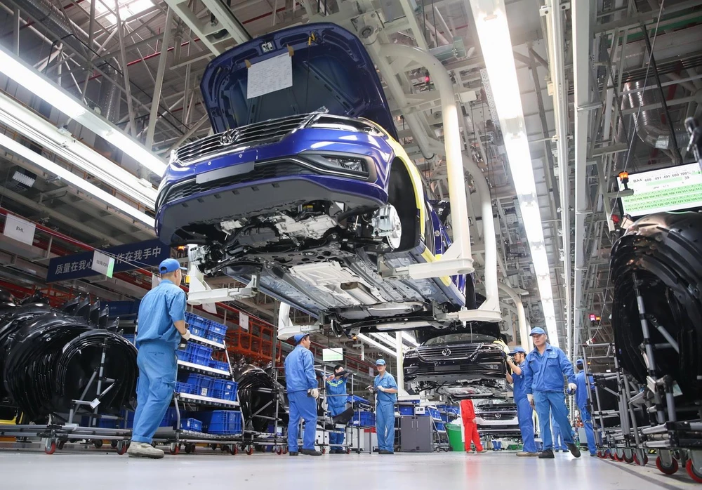 Dây chuyền lắp ráp xe SAIC-Volkswagen tại nhà máy ở Thượng Hải của Trung Quốc. (Ảnh: THX/TTXVN)