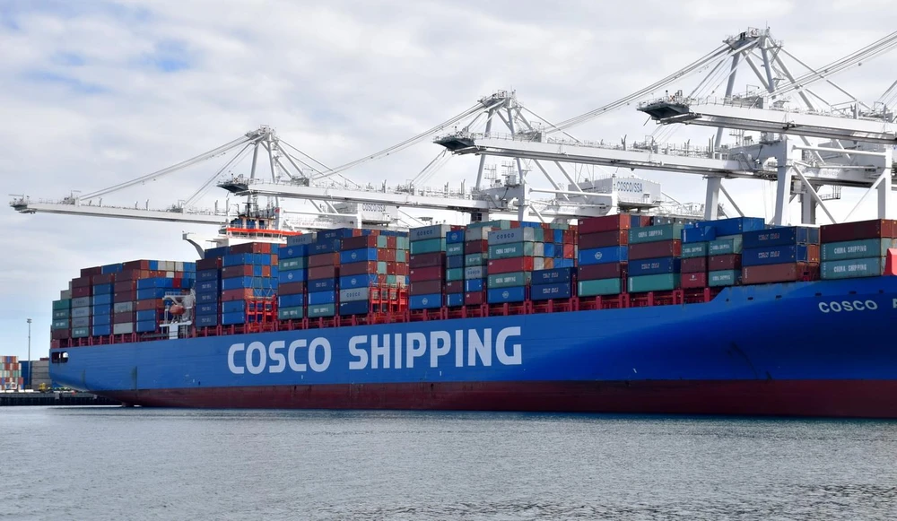Container hàng của Công ty vận tải Trung Quốc COSCO tại cảng Long Beach, Los Angeles, Mỹ ngày 27/2 vừa qua. (Nguồn: THX/TTXVN)