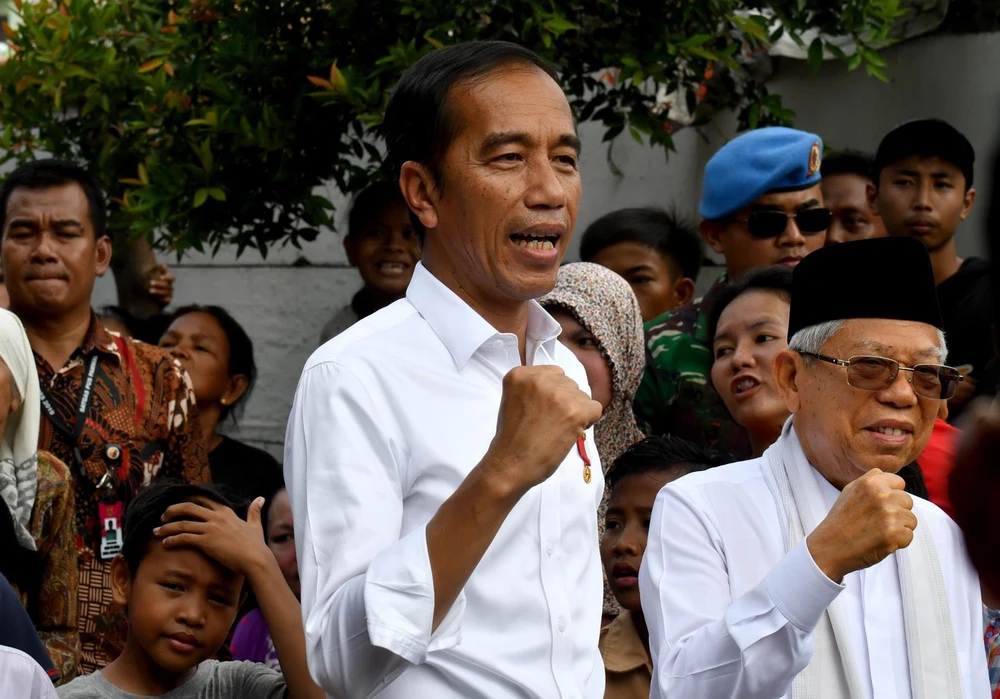 Tổng thống Indonesia Joko Widodo (giữa) và ông Ma'ruf Amen (phải) xuất hiện trước người dân ở Jakarta ngày 21/5. (Ảnh: AFP/TTXVN)