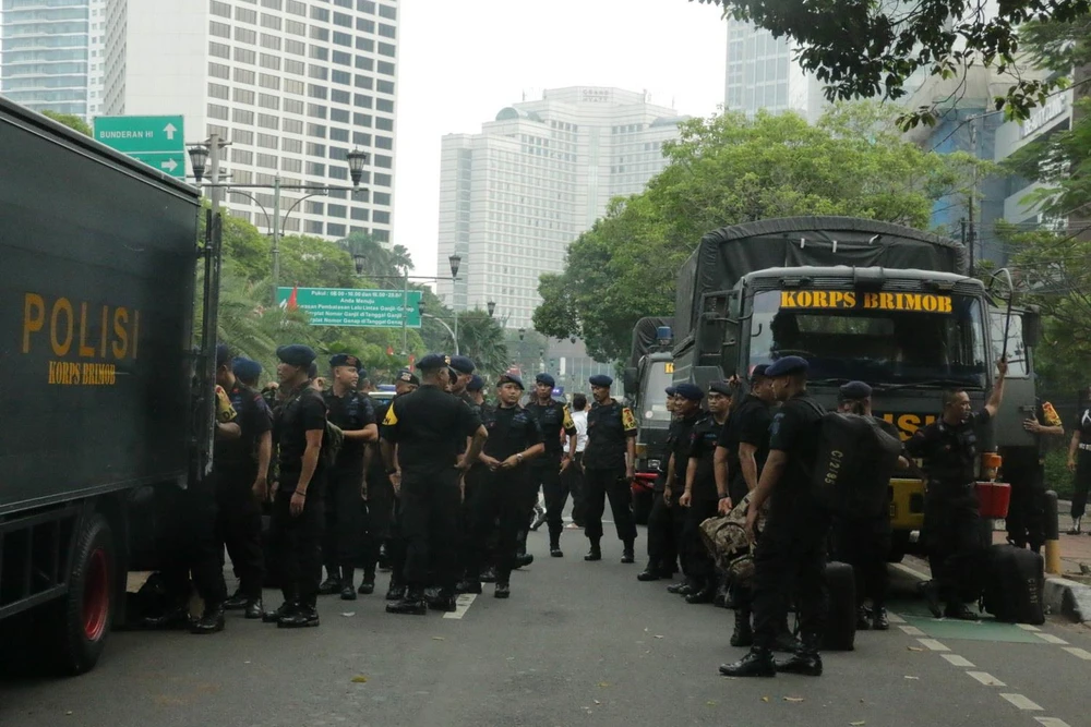 Cảnh sát có mặt trên đường phố ở thủ đô Jakarta. (Ảnh: Đỗ Quyên/TTXVN)