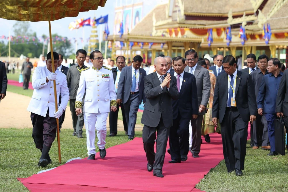 Quốc vương Norodom Sihamoni chào mừng người dân đến tham dự buổi lễ. (Ảnh: PV/TTXVN)