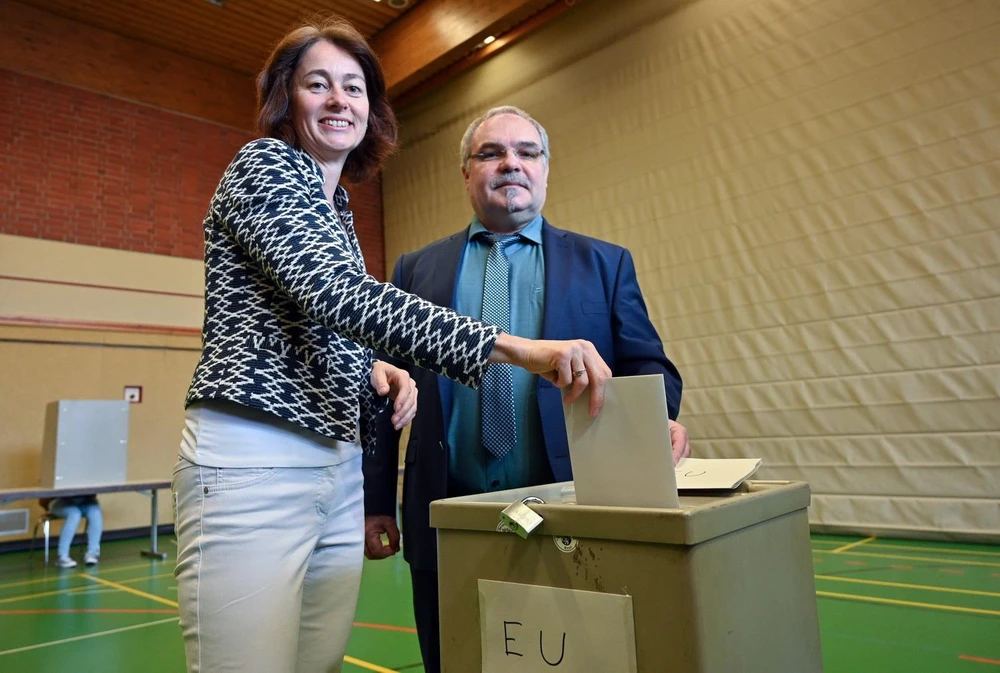 Bà Katarina Barley, ứng cử viên hàng đầu của Đảng Dân chủ Xã hội Đức, bỏ phiếu tại điểm bầu cử Nghị viện châu Âu (EP) ở Schweich ngày 26/5. (Ảnh: AFP/TTXVN)