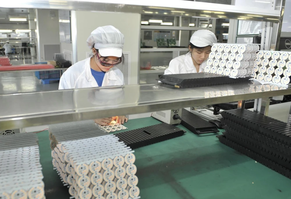 Công nhân làm việc trong một nhà máy ở Chiết Giang của Trung Quốc. (Ảnh: THX/TTXVN)