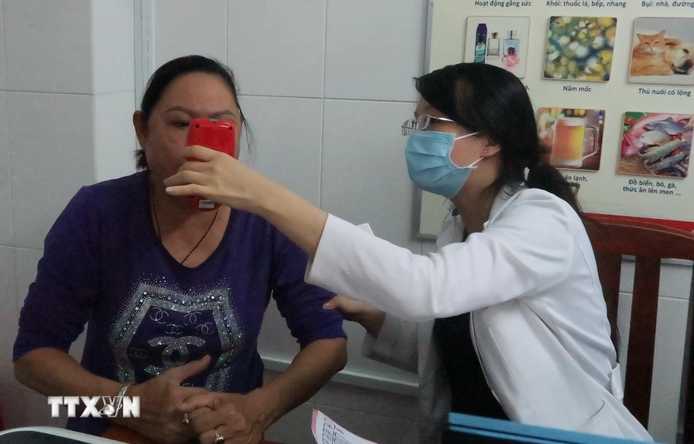Người nghiện thuốc lá được thử nồng độ CO trước khi điều trị cai nghiện tại Bệnh viện Quận 11 Thành phố Hồ Chí Minh. (Ảnh: Đinh Hằng/TTXVN)