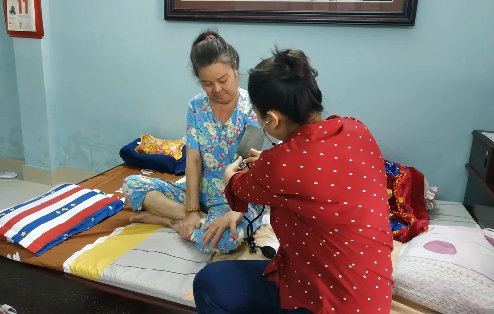 Bác sỹ bệnh viện Ung bướu Thành phố Hồ Chí Minh khám bệnh tại nhà cho bệnh nhân ung thư tại quận 2. (Ảnh: Đinh Hằng/TTXVN)