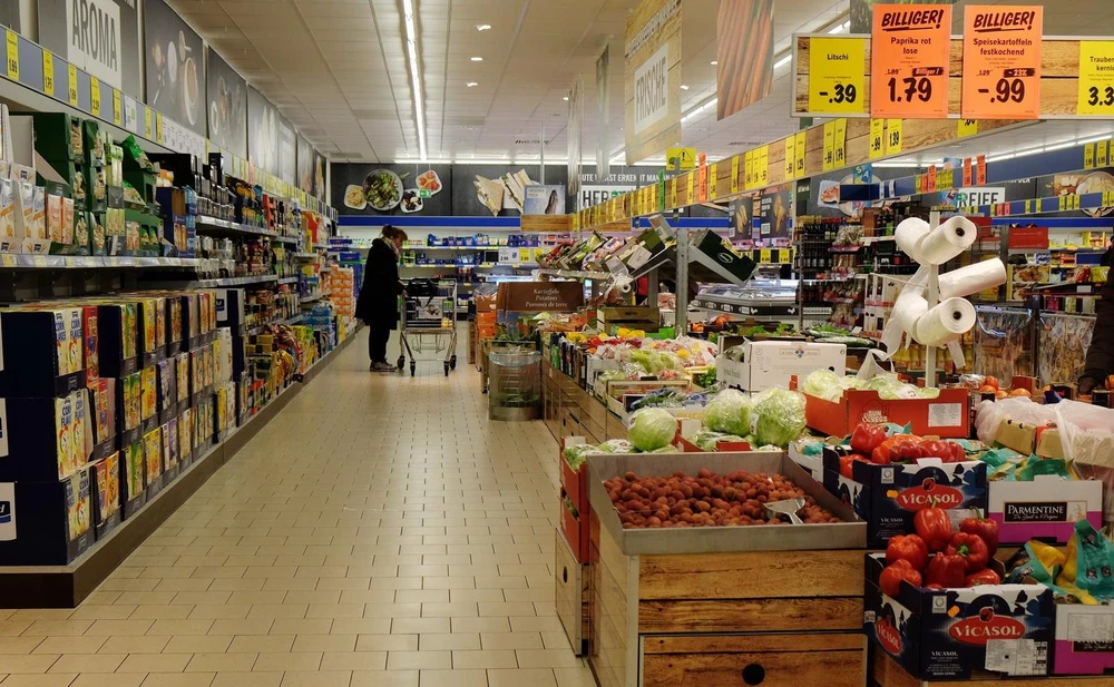 Người dân mua hàng hóa tại siêu thị ở Essen, miền tây nước Đức. (Ảnh: AFP/TTXVN)