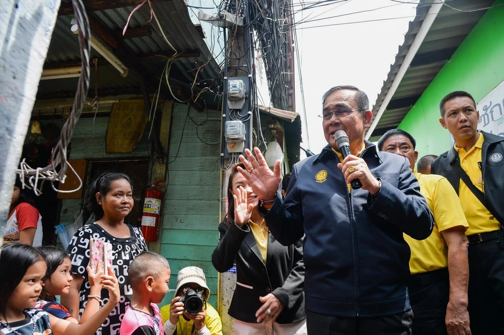 Thủ tướng Thái Lan Prayut Chan-o-cha thăm một khu dân cư ở Bangkok, ngày 15/5 vừa qua. (Ảnh: AFP/TTXVN)