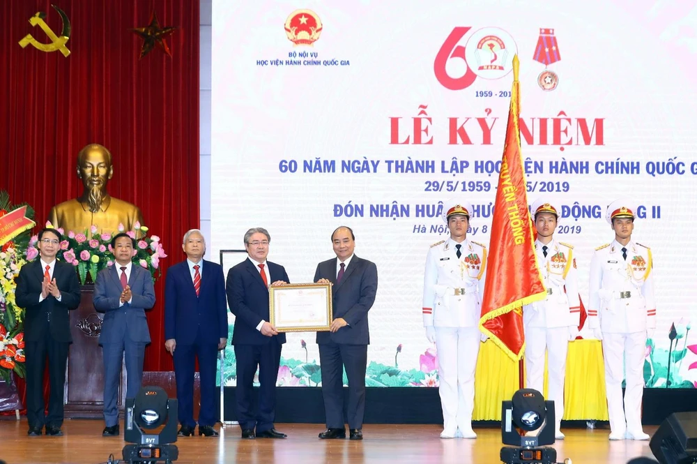Thủ tướng Nguyễn Xuân Phúc trao tặng Huân chương Lao động Hạng Nhì cho Học viện Hành chính Quốc gia. (Ảnh: Thống Nhất/TTXVN) 