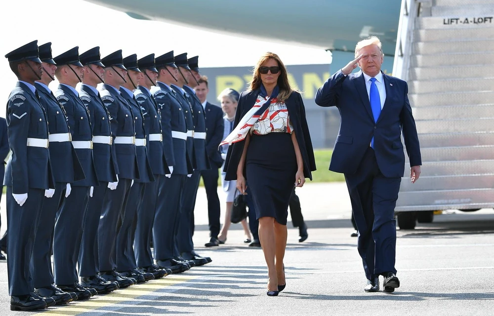 Tổng thống Mỹ Donald Trump (phải) và Đệ nhất phu nhân Melania Trump tới sân bay Stansted ở London, Anh ngày 3/6 vừa qua. (Ảnh: AFP/TTXVN)