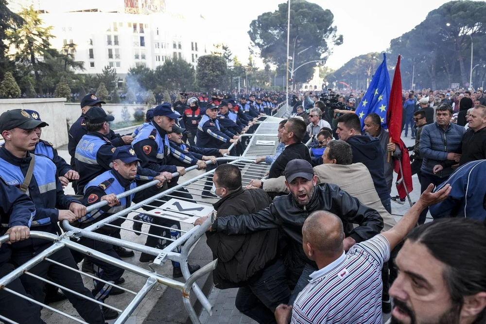Người biểu tình đụng độ với cảnh sát tại Tirana, Albania, ngày 11/5 vừa qua. (Ảnh: AFP/TTXVN)