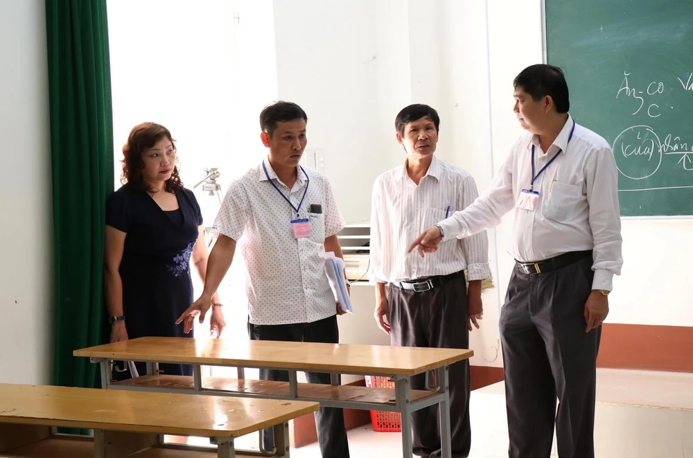 Ban chỉ đạo kỳ thi Trung học phổ thông Quốc gia tỉnh Đắk Lắk năm 2019 kiểm tra cơ sở vật chất tại các điểm thi Trung tâm Giáo dục thường xuyên tỉnh. (Ảnh: Tuấn Anh/TTXVN)