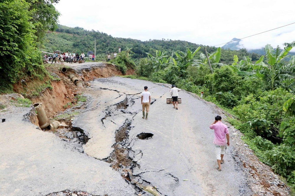 Vụ sạt lở nghiêm trọng xảy ra tại Km13 tỉnh lộ 132 thuộc địa phận xã Bản Lang, huyện Phong Thổ, tỉnh Lai Châu. (Ảnh: Công Tuyên/TTXVN)