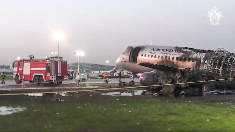 Máy bay Sukhoi Superjet 100 của Hãng hàng không Aeroflot bị phá hủy sau vụ cháy và phải hạ cánh khẩn cấp xuống sân bay Sheremetyevo, Nga ngày 5/5 vừa qua. (Ảnh: AFP/TTXVN)