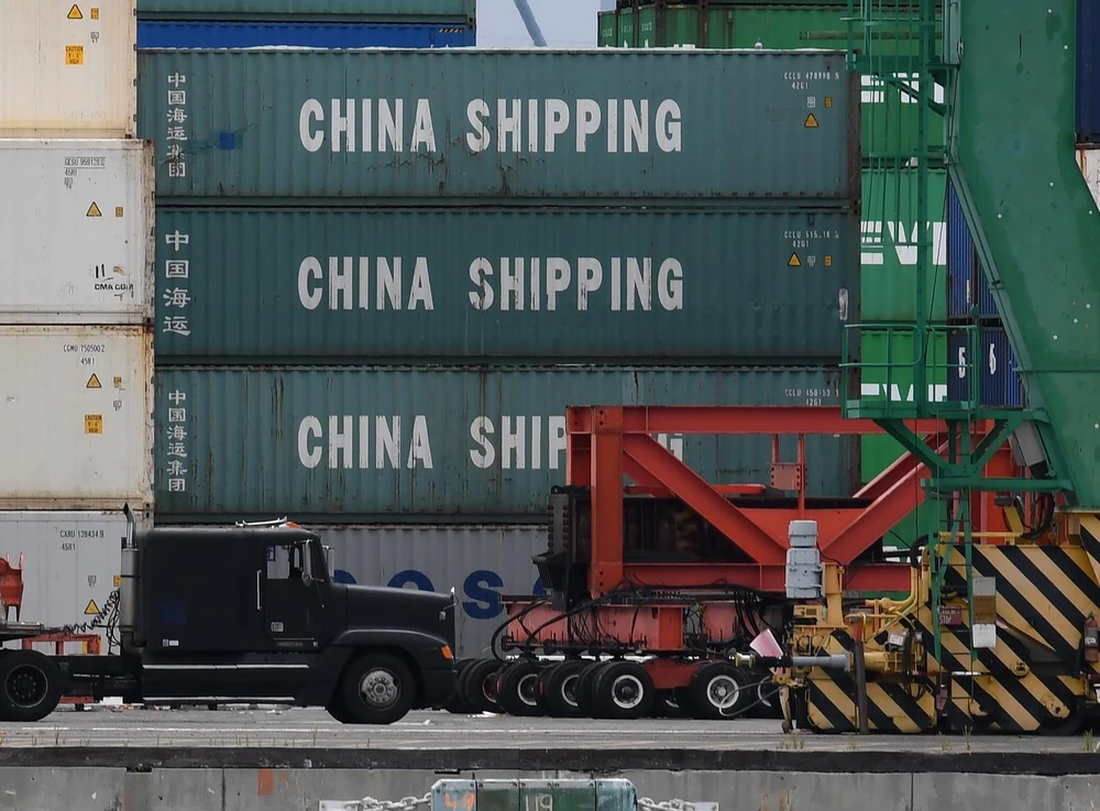 Hàng hóa Trung Quốc được xếp tại cảng Long Beach ở bang California, Mỹ ngày 10/5 vừa qua. (Ảnh: AFP/TTXVN)