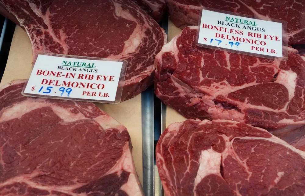 Thịt bò được bày bán tại một khu chợ ở Washington, DC, Mỹ. (Ảnh: AFP/TTXVN)