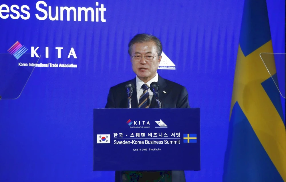 Tổng thống Hàn Quốc Moon Jae-in phát biểu tại Hội nghị thượng đỉnh kinh doanh Hàn Quốc-Thụy Điển ở Stockholm ngày 14/6. (Ảnh: Yonhap/TTXVN)