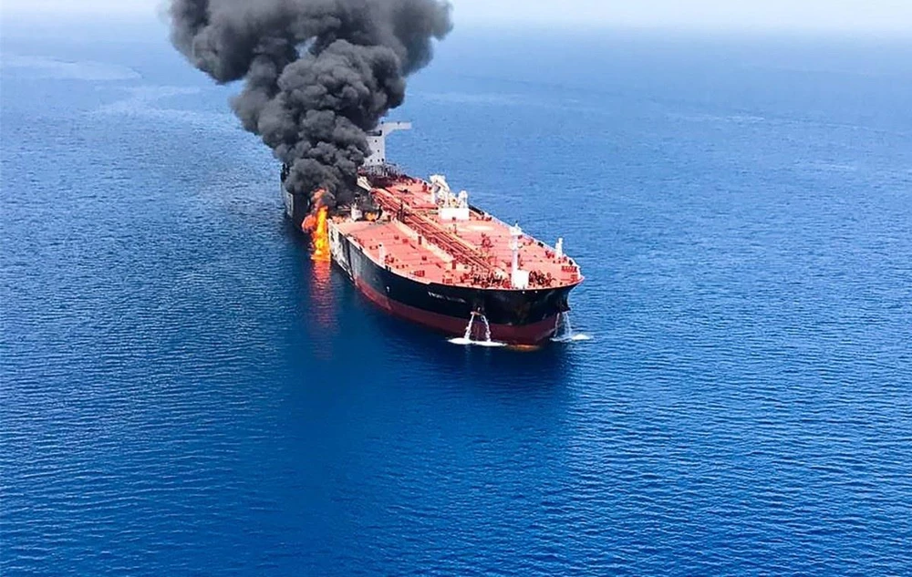 Khói lửa bốc ngùn ngụt từ một tàu chở dầu được cho là bị tấn công trên Vịnh Oman, ngày 13/6 vừa qua. (Ảnh: AFP/TTXVN)