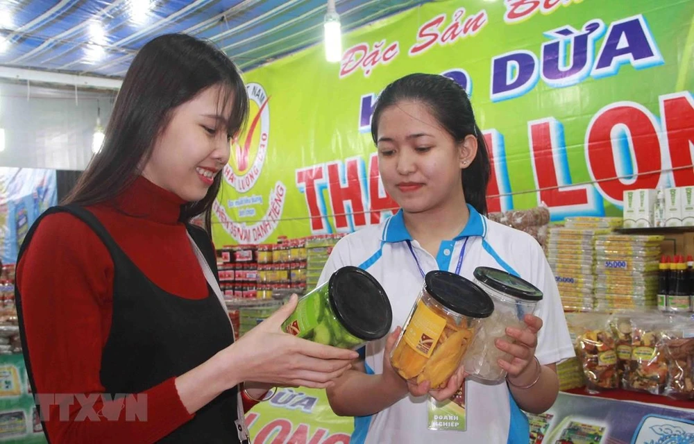 Ngày càng nhiều người tiêu dùng lựa chọn dùng hàng Việt Nam chất lượng cao. (Ảnh: Phạm Cường/TTXVN)