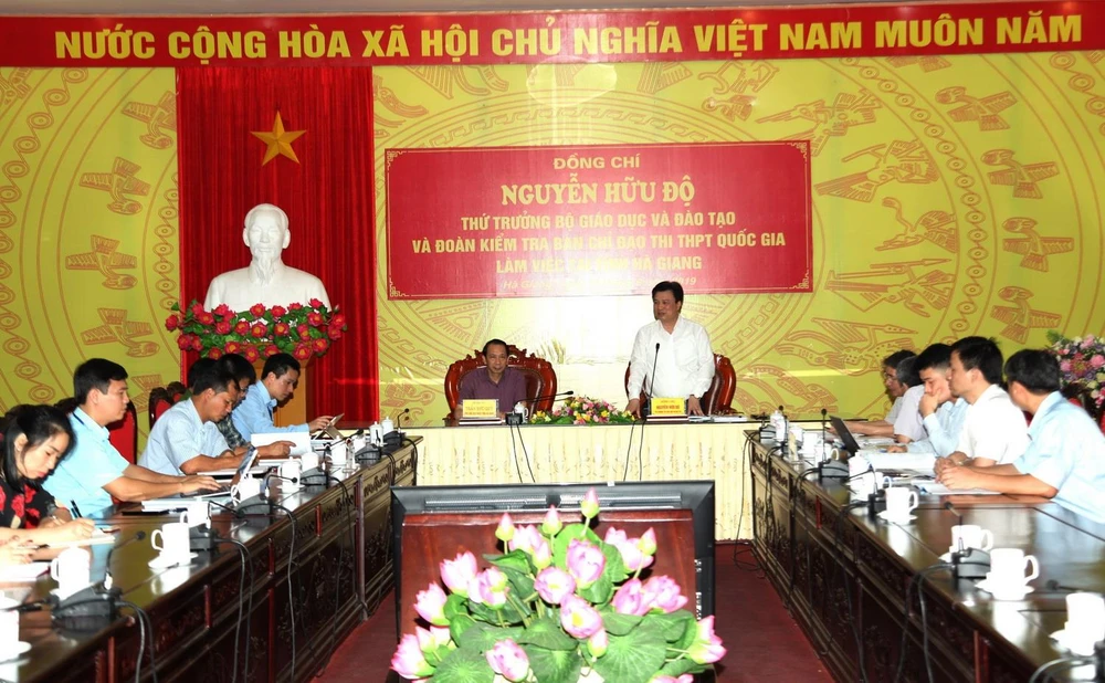 Thứ trưởng Bộ Giáo dục và Đào tạo Nguyễn Hữu Độ phát biểu tại buổi làm việc với Ban Chỉ đạo thi tỉnh Hà Giang. (Ảnh: Minh Tâm/TTXVN)