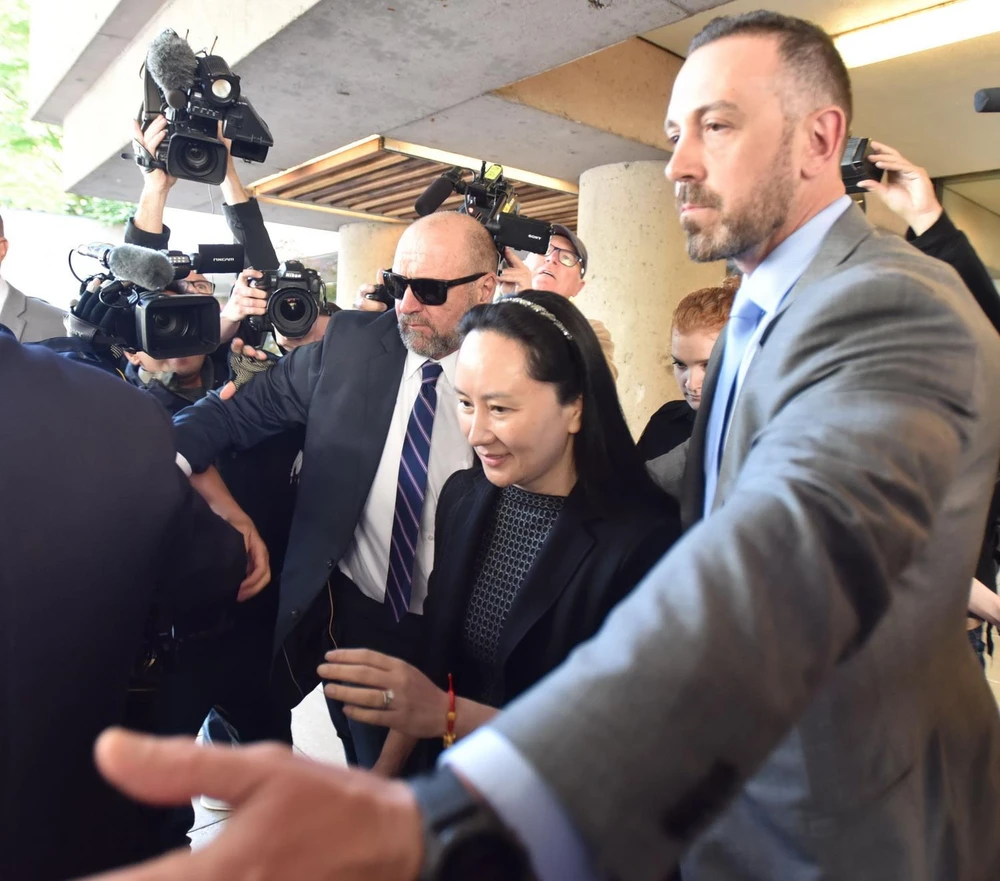 Giám đốc Tài chính Huawei Mạnh Vãn Chu (giữa) sau phiên tòa tại Tòa án Tối cao British Columbia ở Vancouver của Canada ngày 8/5 vừa qua. (Ảnh: AFP/TTXVN)