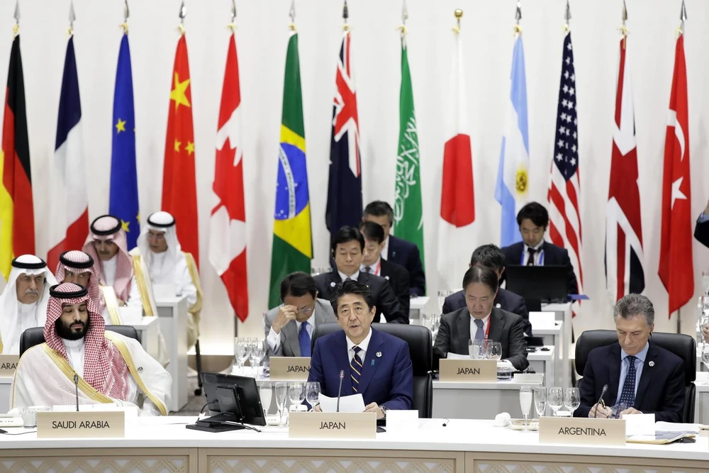 Thủ tướng Nhật Bản Shinzo Abe, giữa, phía trước. (Ảnh: AFP/TTXVN)