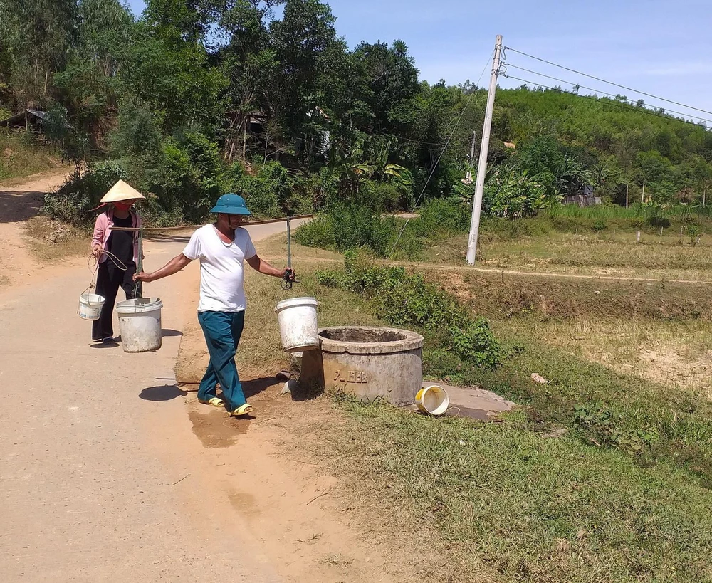 Nắng nóng kéo dài, người dân phải đi lấy nước tại các giếng làng để dùng sinh hoạt trong gia đình. (Ảnh: Đức Thọ/TTXVN)