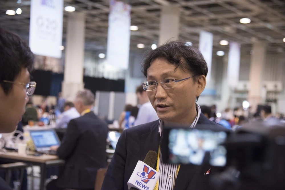 Phóng viên Kyodo News Osamu Hirabayashi trả lời phỏng vấn của TTXVN. (Ảnh: Thành Hữu/TTXVN)
