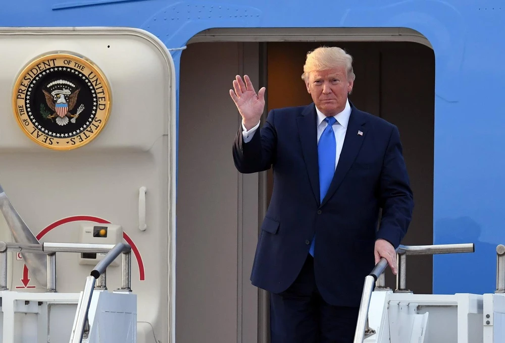 Tổng thống Mỹ Donald Trump tới căn cứ không quân Osan của Hàn Quốc, ngày 29/6. (Ảnh: Yonhap TTXVN)
