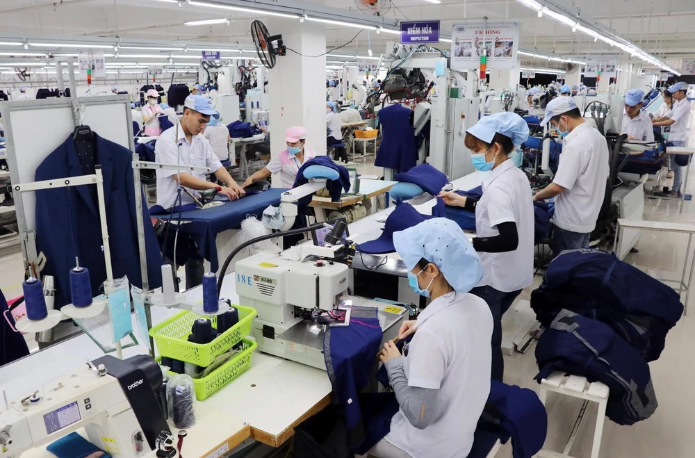Công nhân đang sản xuất hàng may mặc tại Công ty Cổ phần Dệt may 29/3. (Ảnh: Trần Lê Lâm/TTXVN)