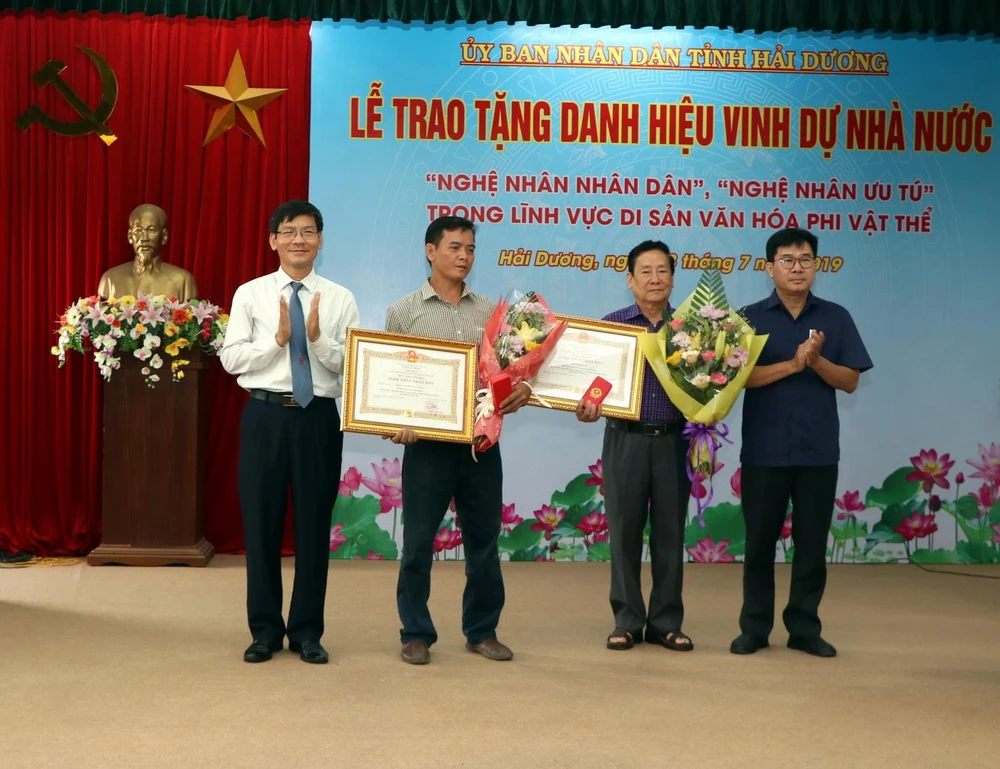 Truy tặng danh hiệu Nhà nước “Nghệ nhân nhân dân” cho 2 nghệ nhân Nguyễn Phú Đẹ và Phạm Văn Hiển (Văn Ngọc). (Ảnh: Mạnh Tú/ TTXVN)