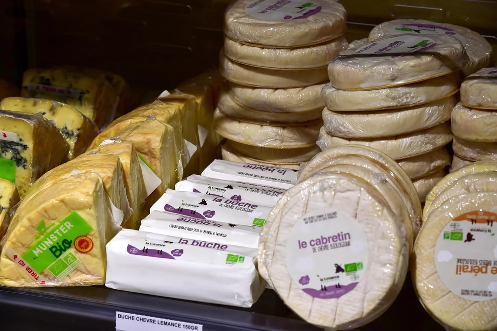 Phomát được bán tại siêu thị ở Saintes, miền tây nước Pháp. (Ảnh: AFP/TTXVN)