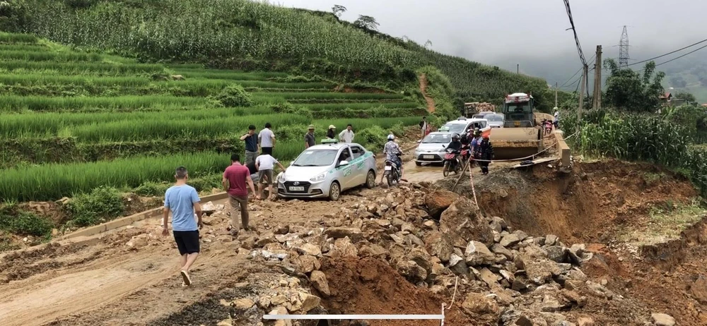 Tuyến đường nối trung tâm thị trấn Sa Pa với các xã hạ huyện như Lao Chải, Tả Van, Bản Hồ... bị sạt lở nghiêm trọng do mưa lũ gây ra. (Ảnh: Hương Thu/TTXVN)