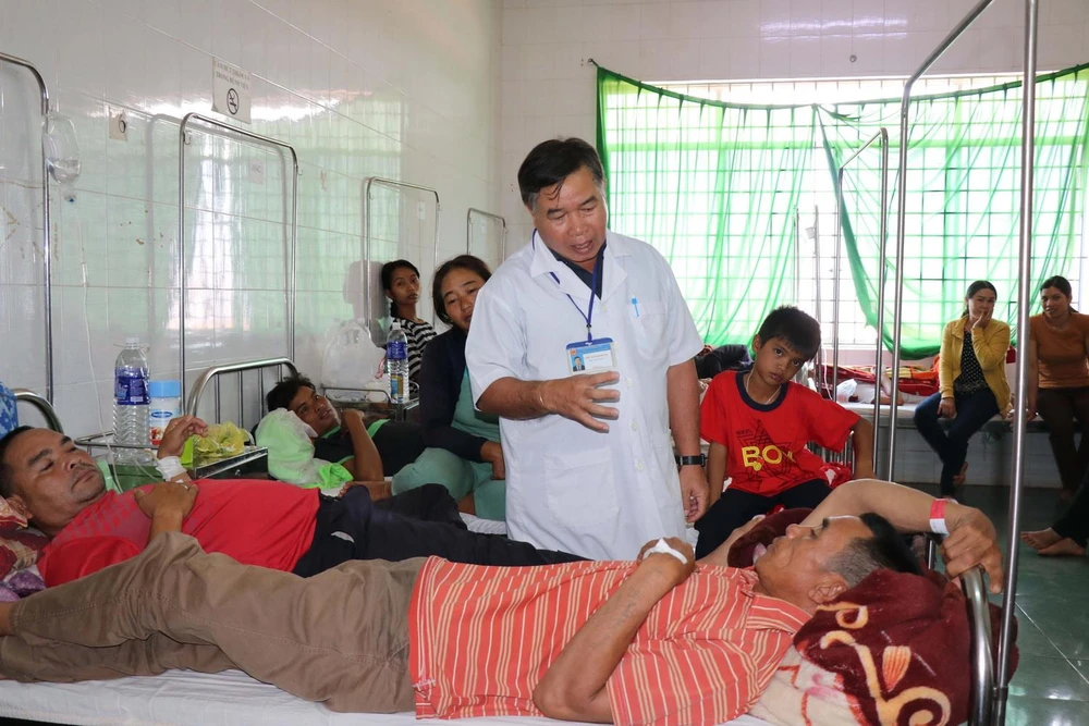 Bệnh nhân đang được điều trị tại Bệnh biện Đa khoa thị xã Buôn Hồ, tỉnh Đắk Lắk. (Ảnh: Tuấn Anh/TTXVN)