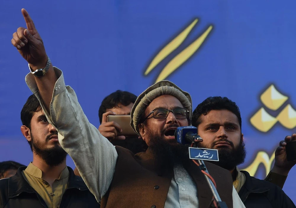 Thủ lĩnh của nhóm phiến quân Lashkar-e-Taiba (LeT) Hafiz Saeed, đứng giữa. (Ảnh: AFP/TTXVN)