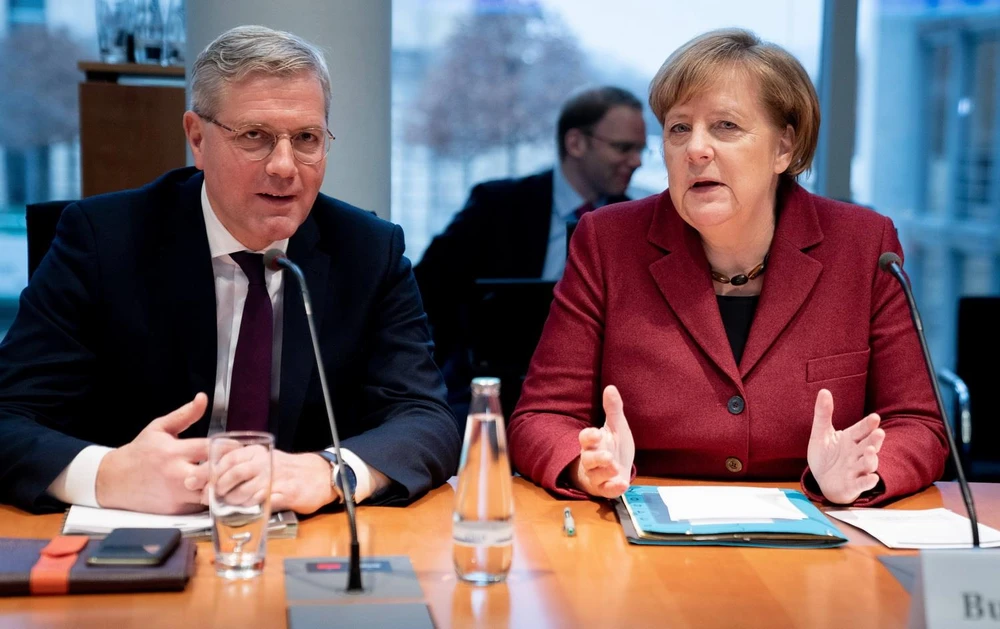 Thủ tướng Đức Angela Merkel (phải) và Chủ tịch Ủy ban Đối ngoại Hạ viện Đức Norbert Roettgen. (Ảnh: AFP/TTXVN)