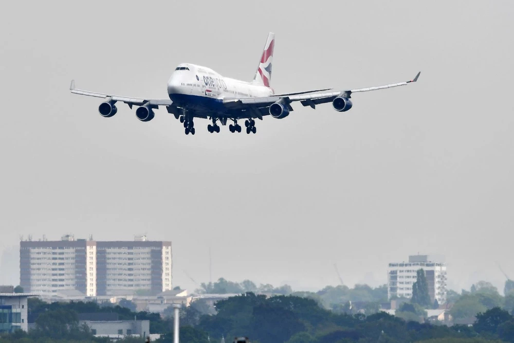 Máy bay của Hãng hàng không British Airways chuẩn bị hạ cánh xuống sân bay Heathrow ở London của Anh. (Ảnh: AFP/TTXVN)