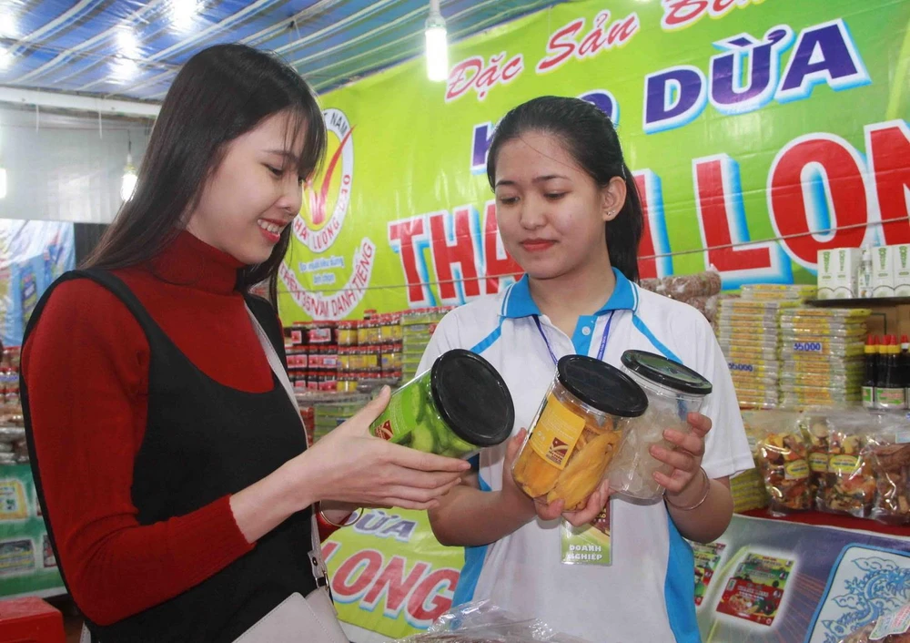 Người dân tham quan, mua sắm tại các gian hàng Việt Nam chất lượng cao. (Ảnh: Phạm Cường/TTXVN)