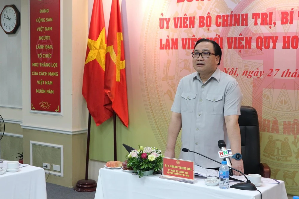 Bí thư thành ủy Hà Nội Hoàng Trung Hải phát biểu chỉ đạo tại buổi làm việc. (Ảnh Mạnh Khánh/TTXVN)