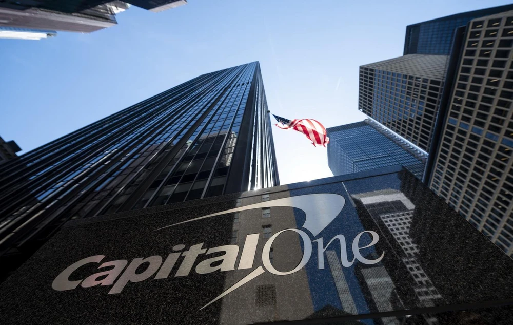 Trụ sở ngân hàng Capital One tại New York của Mỹ. (Ảnh: AFP/TTXVN)