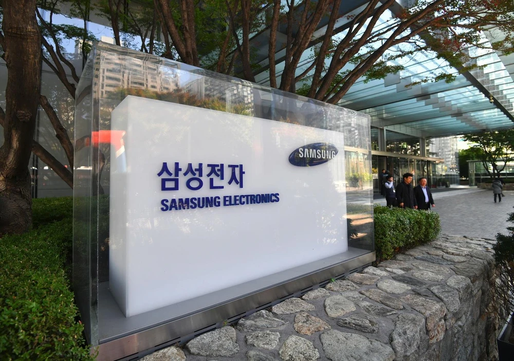 Biểu tượng Samsung tại trụ sở ở thủ đô Seoul của Hàn Quốc. (Ảnh: AFP/TTXVN)