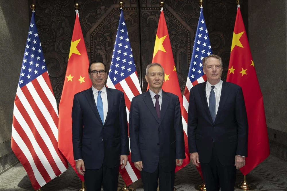 Đại diện Thương mại Mỹ Robert Lighthizer (phải), Bộ trưởng Tài chính Mỹ Steven Mnuchin (trái) và Phó Thủ tướng Trung Quốc Lưu Hạc tại cuộc đàm phán thương mại ở Thượng Hải, Trung Quốc, ngày 31/7. (Ảnh: AFP/TTXVN)