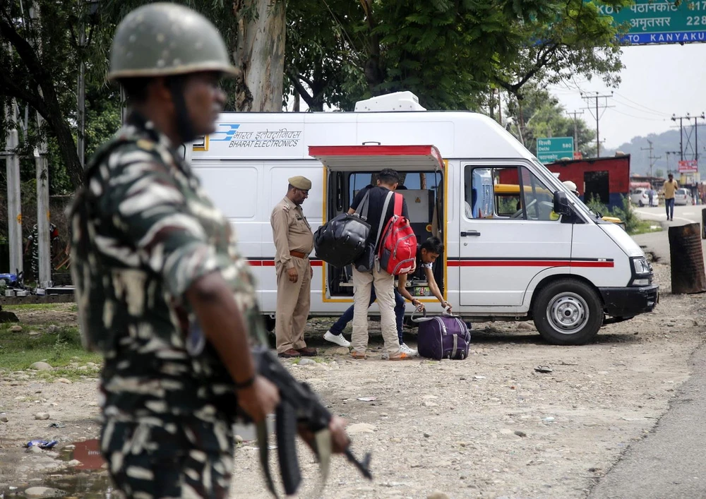 Trong ảnh: Cảnh sát gác tại khu vực Kashmir do Ấn Độ kiểm soát, ngày 3/8. Ảnh: AFP/TTXVN