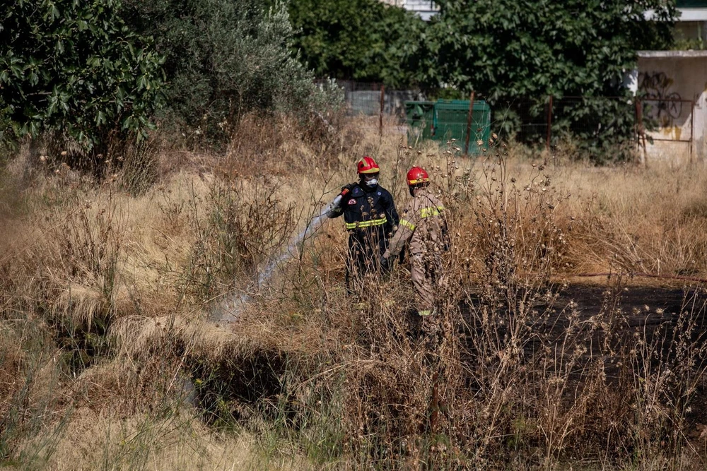 Nhân viên cứu hỏa nỗ lực khống chế đám cháy rừng do nắng nóng ở phía đông thủ đô Athens, Hy Lạp, ngày 23/7 vừa qua. (Ảnh: THX/TTXVN)